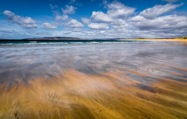Obraz premium The Atlantic Ocean and a huge clean sandy beach in Ardara, County Donegal, Ireland