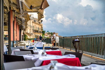 Leere Restaurants an der Uferpromenade von Ortygia auf Sizilien