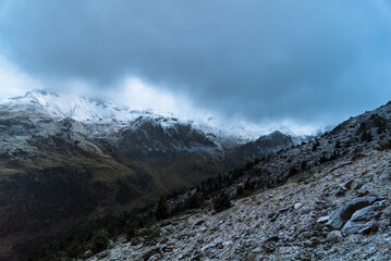 Fototapeta premium Amanecer nevado en montañas Pirineo