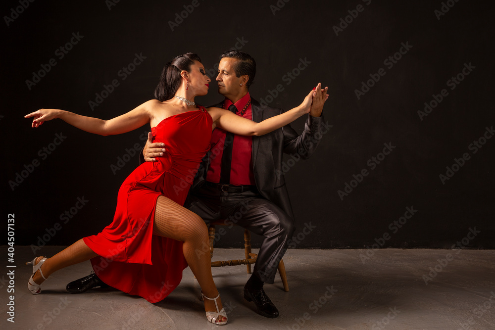 Wall mural pareja profesional de tango bailando, en estudio, de forma pasional y sensual