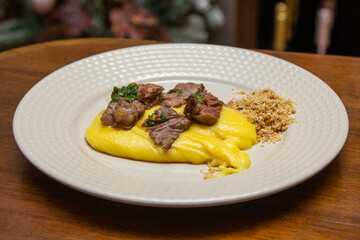 Ancho steak with mashed and crispy manioc flour.