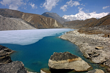Montanhas e lago na Cordilheira do Himalaia. Nepal