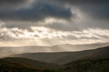 Paesaggio naturale la mattina, lungo il cammino di santiago durante una giornata piovosa