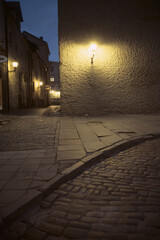 Abends in der Altstadt von Tallinn (Estland) neben dem Rathaus