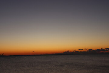 日本の海岸から見た美しい日の出