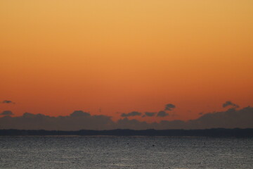 日本の海岸から見た美しい日の出