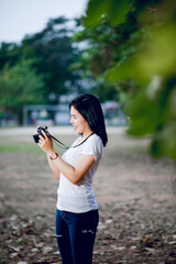 The girl and his camera Have fun with photography tours In a cute view