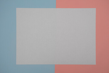 Espacio en blanco para un texto sobre fondo dividido celeste y rosa