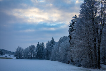 Winterlandschaft mit Schnee Wolken am Himmel 