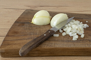 cipolla tagliata a cubetti su tagliere sul tavolo della cucina