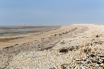 Long cordon de galets du sillon de Talbert, flèche littorale, à marée basse en hiver.