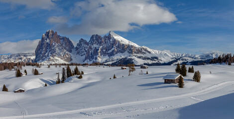 Fototapeta na wymiar Dolomiten im Winter Berge Panorama