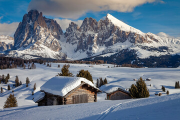 Dolomiten im Winter Berge Panorama - 404552951