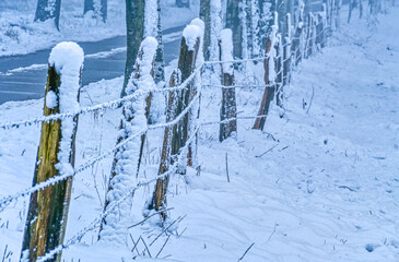 Verschneiter Zaun in Solingen im Winter