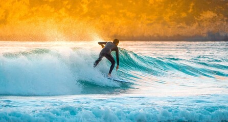 Surfer im Sonnenuntergang