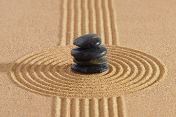 Fototapeta na wymiar Japanischer Garten mit Sand und Stein in Yin und yang
