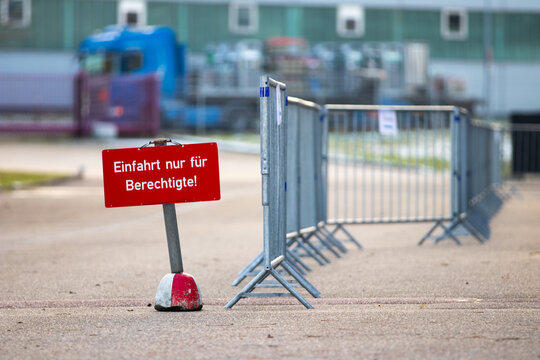 Schild  Einfahrt nur f&uuml;r Berechtigte am Impfzentrum Sinsheim