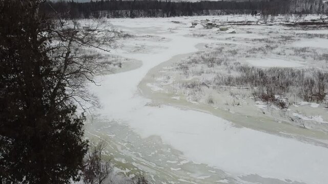 vue a&eacute;rienne d'une rivi&egrave;re glac&eacute;e en hiver