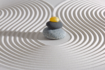 Fototapeta na wymiar Japanischer Garten mit Sand und Stein in Yin und yang