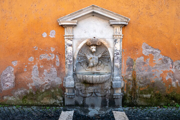 Histórica fuente de agua potable con dragón en la Via della Conciliazione, camino al Vaticano. Roma, Italia 