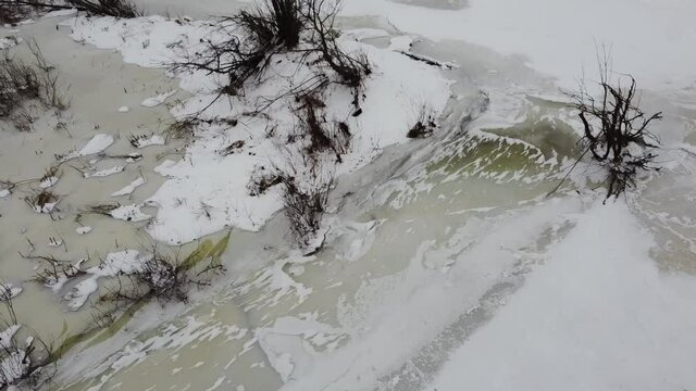 vue a&eacute;rienne d'une rivi&egrave;re glac&eacute;e en hiver