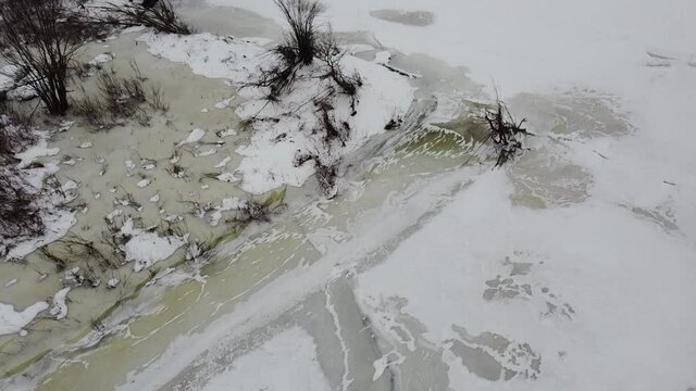 vue a&eacute;rienne d'une rivi&egrave;re glac&eacute;e en hiver