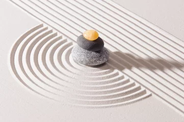 Gartenposter Japanischer Zen-Garten mit Stein in strukturiertem Sand © Wolfilser