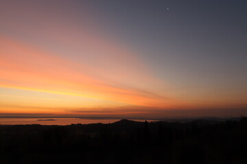 alba in una mattina d'inverno sul lago di Garda