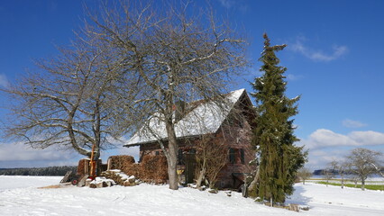 einsames Backsteinhaus in Winterlandschaft