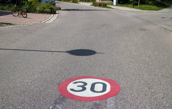 Zeichen für Geschwindigkeitsbeschränkung 30 km/h auf die Straße gemalt