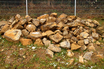 Steinhaufen in einer Hecke