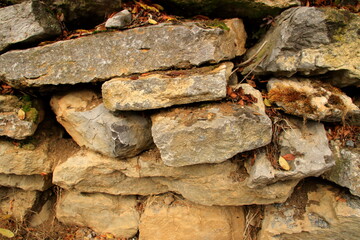 Mauer aus Steinen die kurz vor dem einfallen ist