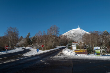 sommet du Puy de Dôme sous la neige