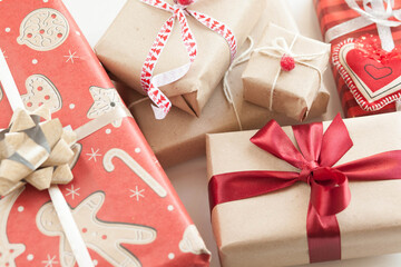 Obraz premium Gift boxes with ribbons on wooden background. Birthday gifts. Holiday presents.