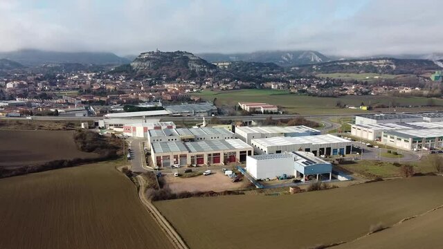 Vista aerea de una zona industrial al lado de l'autov&iacute;a C-17 en la poblaci&oacute;n de Tona, Osona durante el d&iacute;a