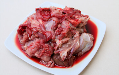 Carne de conejo salvaje recién trozeado. Carne muy proteínica y con poca grasa lista para ser utilizada en la cocina.