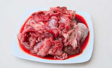 Carne de conejo salvaje recién trozeado. Carne muy proteínica y con poca grasa lista para ser utilizada en la cocina.