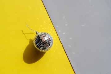 Discokugeln auf blauem Hintergrund © neirfy