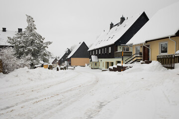 Eingeschneites Dorf im Erzgebirge