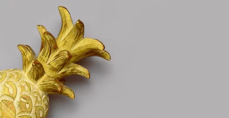 Trendfarben des Jahres 2021. Leuchtendes und ultimatives Grau. Hölzerne gelbe Ananas auf grauem Hintergrund, flach, Draufsicht, Kopienraum. Kreatives Modell mit bemalter Ananas. Sommerkonzept © olgaarkhipenko