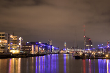 Fototapeta na wymiar Bremerhaven bei Nacht