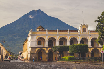 plaza de armas en Antigua Guatemala y volcán de agua al fondo en un día nublado