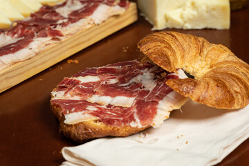 Croissant relleno de Jamón ibérico y queso manchego