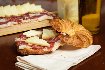 Croissant relleno de Jamón ibérico y queso manchego