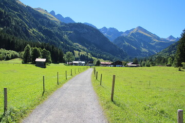Blick auf einen kleinen Ort im Stillachtal bei Oberstdorf im Allgäu