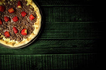 Pizza - tradicional brasileira, vegetais, ingredientes em um fundo escuro de madeira envelhecida....