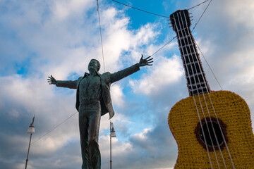 Estatua homenaje al cantante y compositor de Polignano al Mare, Puglia, sur de Italia, Domenico Modugno.