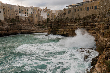 Polignano a Mare sobre el mar Adriático, provincia de Bari, región Puglia, sur de Italia.