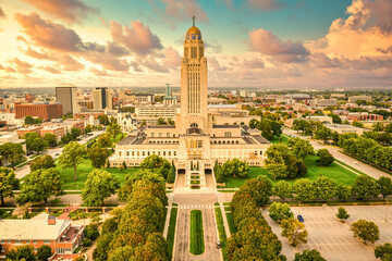 Lincoln skyline and Nebraska State Capitol. The Nebraska State Capitol is the seat of government for the U.S. state of Nebraska and is located in downtown Lincoln. - obrazy, fototapety, plakaty