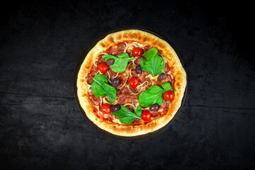 Pizza - tradicional brasileira, vegetais, ingredientes em um fundo escuro de madeira envelhecida. Espaço para texto.